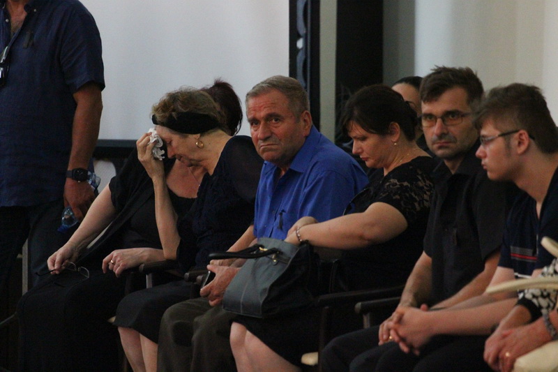 trupul neinsufletit al consilierului judetean stelian nicolae fronescu este dus spre cimitir 558615 trupul neinsufletit al consilierului judetean stelian nicolae fronescu este dus spre cimitir 558615