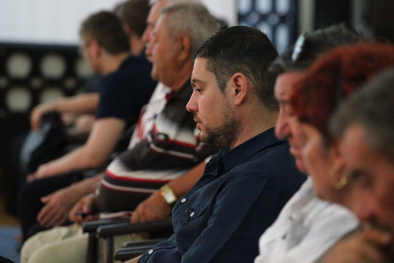 trupul neinsufletit al consilierului judetean stelian nicolae fronescu este dus spre cimitir 558615 trupul neinsufletit al consilierului judetean stelian nicolae fronescu este dus spre cimitir 558615