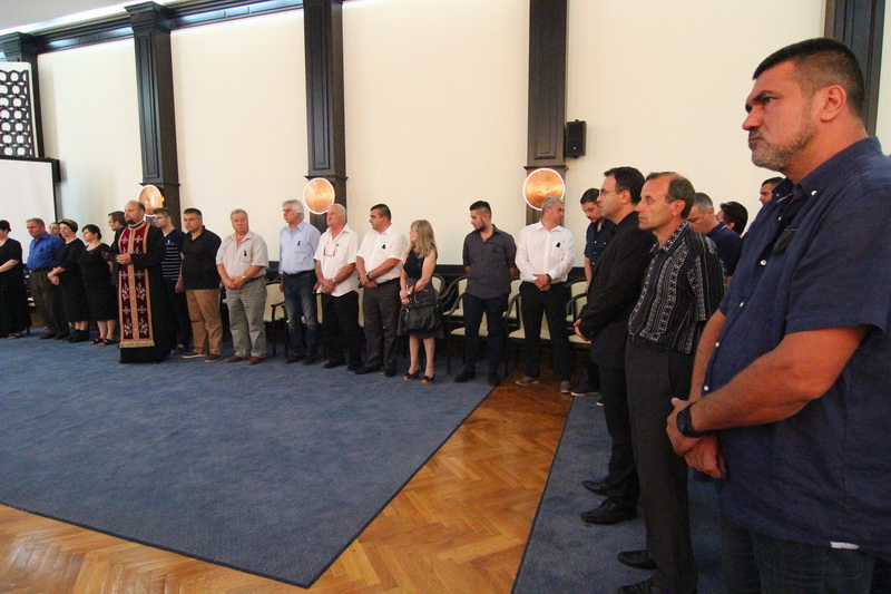 trupul neinsufletit al consilierului judetean stelian nicolae fronescu este dus spre cimitir 558615 trupul neinsufletit al consilierului judetean stelian nicolae fronescu este dus spre cimitir 558615