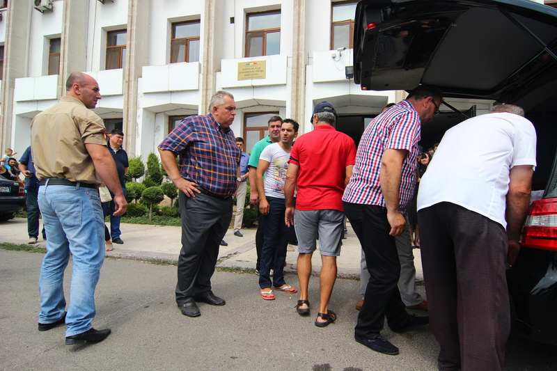trupul neinsufletit al consilierului judetean stelian nicolae fronescu este dus spre cimitir 558615 trupul neinsufletit al consilierului judetean stelian nicolae fronescu este dus spre cimitir 558615
