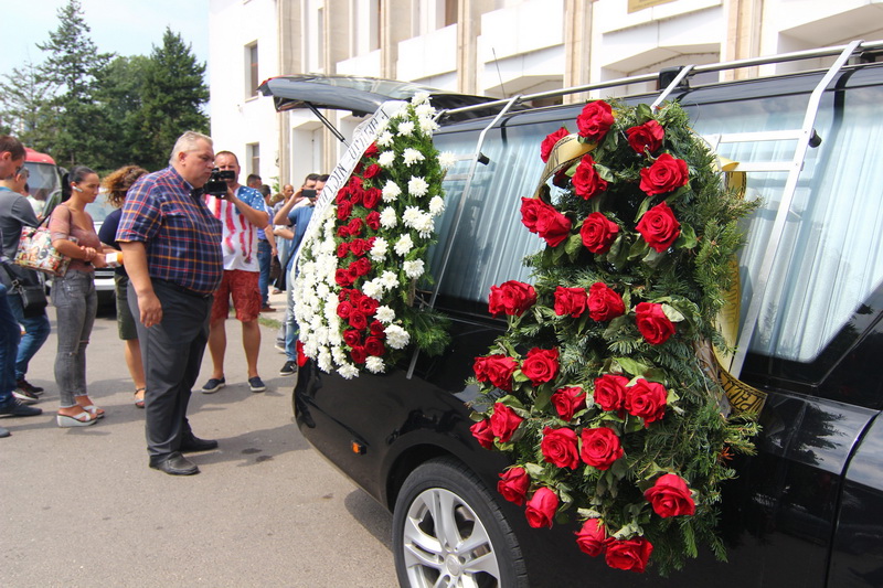 trupul neinsufletit al consilierului judetean stelian nicolae fronescu este dus spre cimitir 558615 trupul neinsufletit al consilierului judetean stelian nicolae fronescu este dus spre cimitir 558615