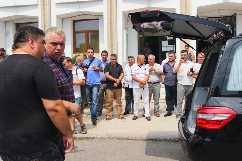 trupul neinsufletit al consilierului judetean stelian nicolae fronescu este dus spre cimitir 558615 trupul neinsufletit al consilierului judetean stelian nicolae fronescu este dus spre cimitir 558615