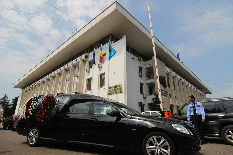 trupul neinsufletit al consilierului judetean stelian nicolae fronescu este dus spre cimitir 558615 trupul neinsufletit al consilierului judetean stelian nicolae fronescu este dus spre cimitir 558615