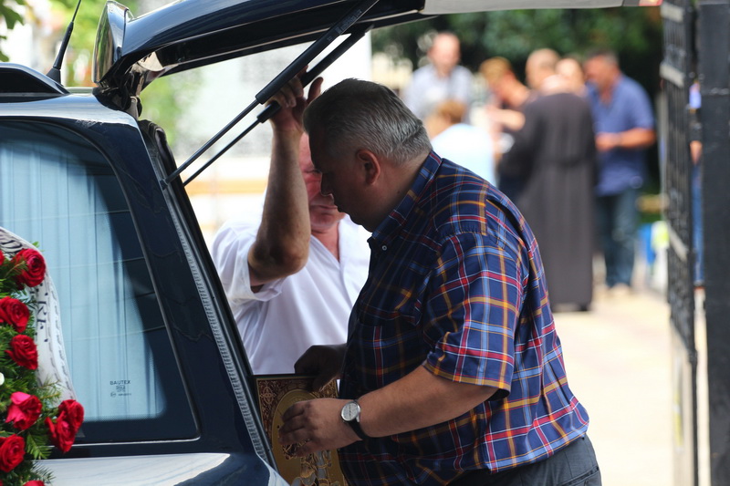 trupul neinsufletit al consilierului judetean stelian nicolae fronescu este dus spre cimitir 558615 trupul neinsufletit al consilierului judetean stelian nicolae fronescu este dus spre cimitir 558615