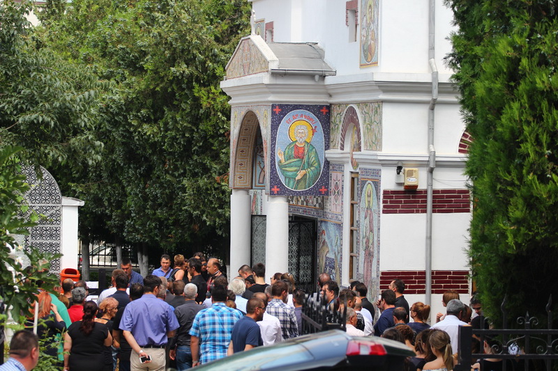 trupul neinsufletit al consilierului judetean stelian nicolae fronescu este dus spre cimitir 558615 trupul neinsufletit al consilierului judetean stelian nicolae fronescu este dus spre cimitir 558615