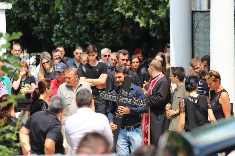 trupul neinsufletit al consilierului judetean stelian nicolae fronescu este dus spre cimitir 558615 trupul neinsufletit al consilierului judetean stelian nicolae fronescu este dus spre cimitir 558615