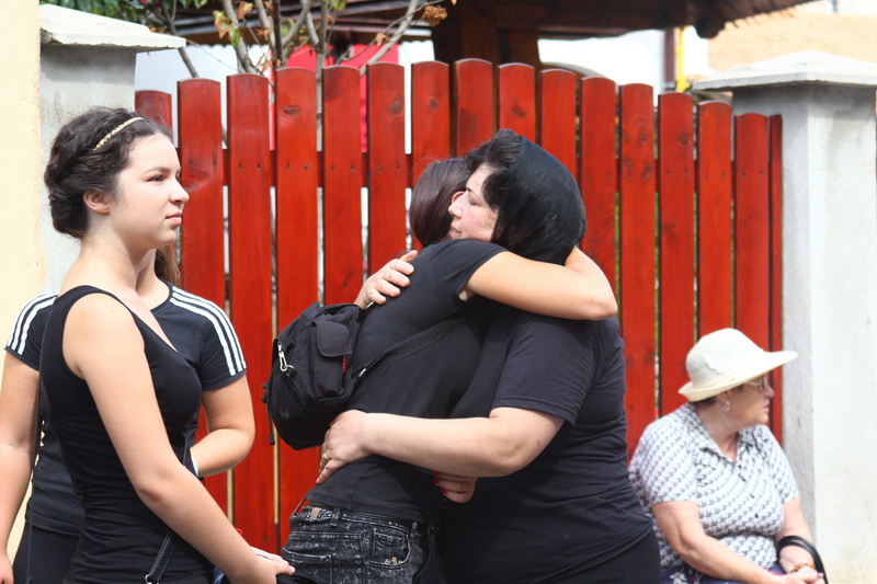 imagini care te pot afecta emotional ultimul drum pentru laura si irina victimele accidentului petrecut imagini care te pot afecta emotional ultimul drum pentru laura si irina victimele accidentului petrecut