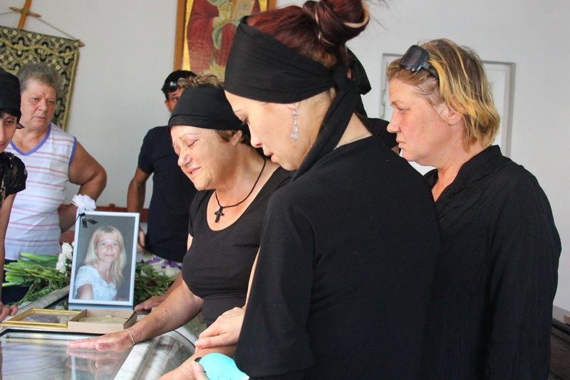 imagini care te pot afecta emotional ultimul drum pentru laura si irina victimele accidentului petrecut imagini care te pot afecta emotional ultimul drum pentru laura si irina victimele accidentului petrecut