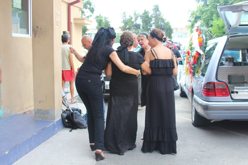 imagini care te pot afecta emotional ultimul drum pentru laura si irina victimele accidentului petrecut imagini care te pot afecta emotional ultimul drum pentru laura si irina victimele accidentului petrecut