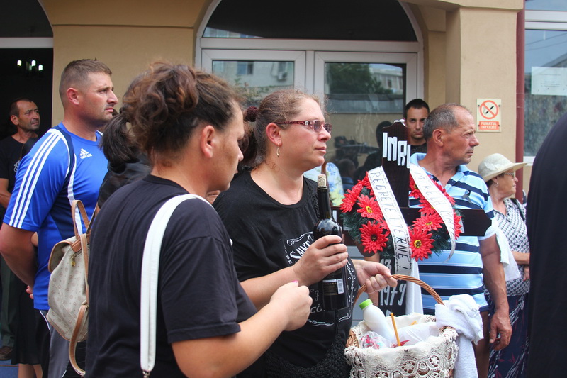 imagini care te pot afecta emotional ultimul drum pentru laura si irina victimele accidentului petrecut imagini care te pot afecta emotional ultimul drum pentru laura si irina victimele accidentului petrecut