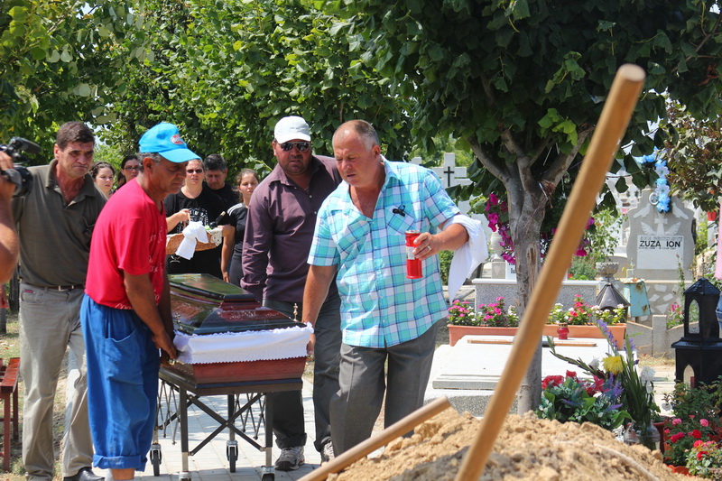 imagini care te pot afecta emotional ultimul drum pentru laura si irina victimele accidentului petrecut imagini care te pot afecta emotional ultimul drum pentru laura si irina victimele accidentului petrecut