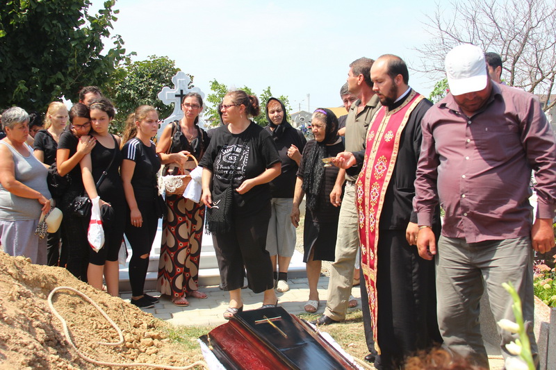 imagini care te pot afecta emotional ultimul drum pentru laura si irina victimele accidentului petrecut imagini care te pot afecta emotional ultimul drum pentru laura si irina victimele accidentului petrecut