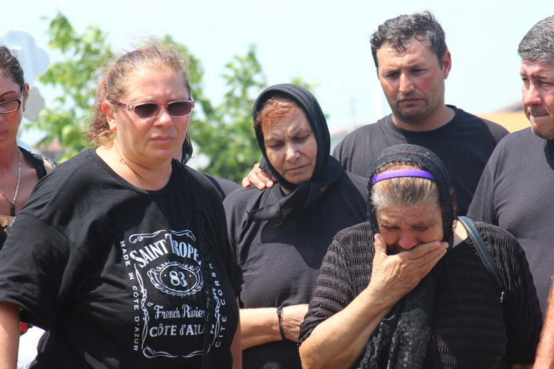 imagini care te pot afecta emotional ultimul drum pentru laura si irina victimele accidentului petrecut imagini care te pot afecta emotional ultimul drum pentru laura si irina victimele accidentului petrecut