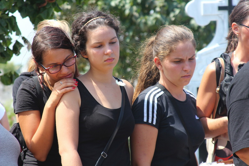 imagini care te pot afecta emotional ultimul drum pentru laura si irina victimele accidentului petrecut imagini care te pot afecta emotional ultimul drum pentru laura si irina victimele accidentului petrecut