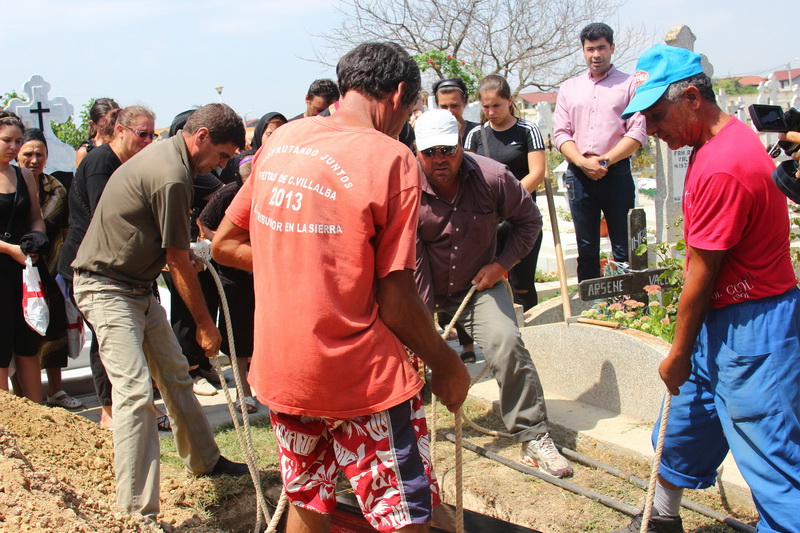 imagini care te pot afecta emotional ultimul drum pentru laura si irina victimele accidentului petrecut imagini care te pot afecta emotional ultimul drum pentru laura si irina victimele accidentului petrecut