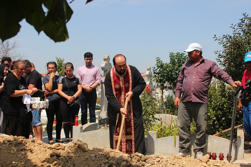 imagini care te pot afecta emotional ultimul drum pentru laura si irina victimele accidentului petrecut imagini care te pot afecta emotional ultimul drum pentru laura si irina victimele accidentului petrecut