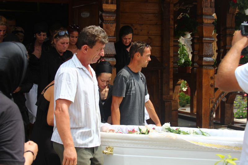 imagini care te pot afecta emotional ultimul drum pentru laura si irina victimele accidentului petrecut imagini care te pot afecta emotional ultimul drum pentru laura si irina victimele accidentului petrecut