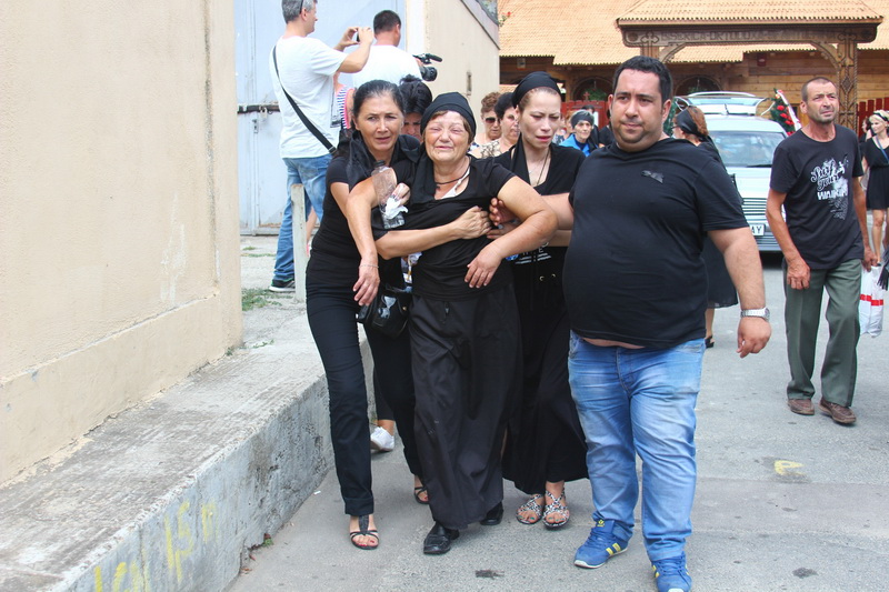 imagini care te pot afecta emotional ultimul drum pentru laura si irina victimele accidentului petrecut imagini care te pot afecta emotional ultimul drum pentru laura si irina victimele accidentului petrecut