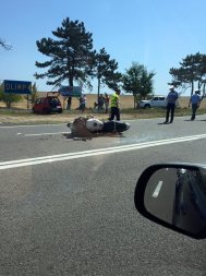 Accident rutier pe DN 39, aproape de Olimp Motociclist spulberat pe șosea