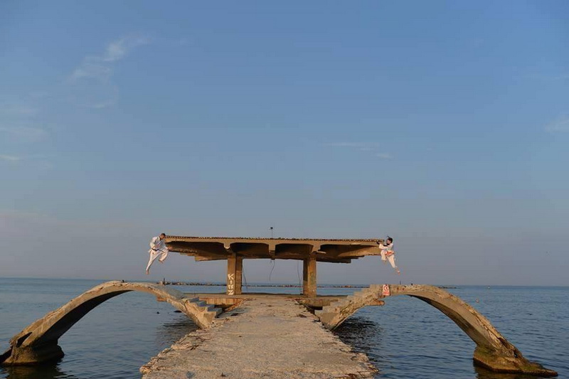 turistii s au strans sa i vada pe costin mincu si pe andreea roxana stan show de karate pe pontonul de turistii s au strans sa i vada pe costin mincu si pe andreea roxana stan show de karate pe pontonul de