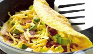 ecuisine.ro   Omleta cu cascaval, avocado, bacon si salsa de rosii