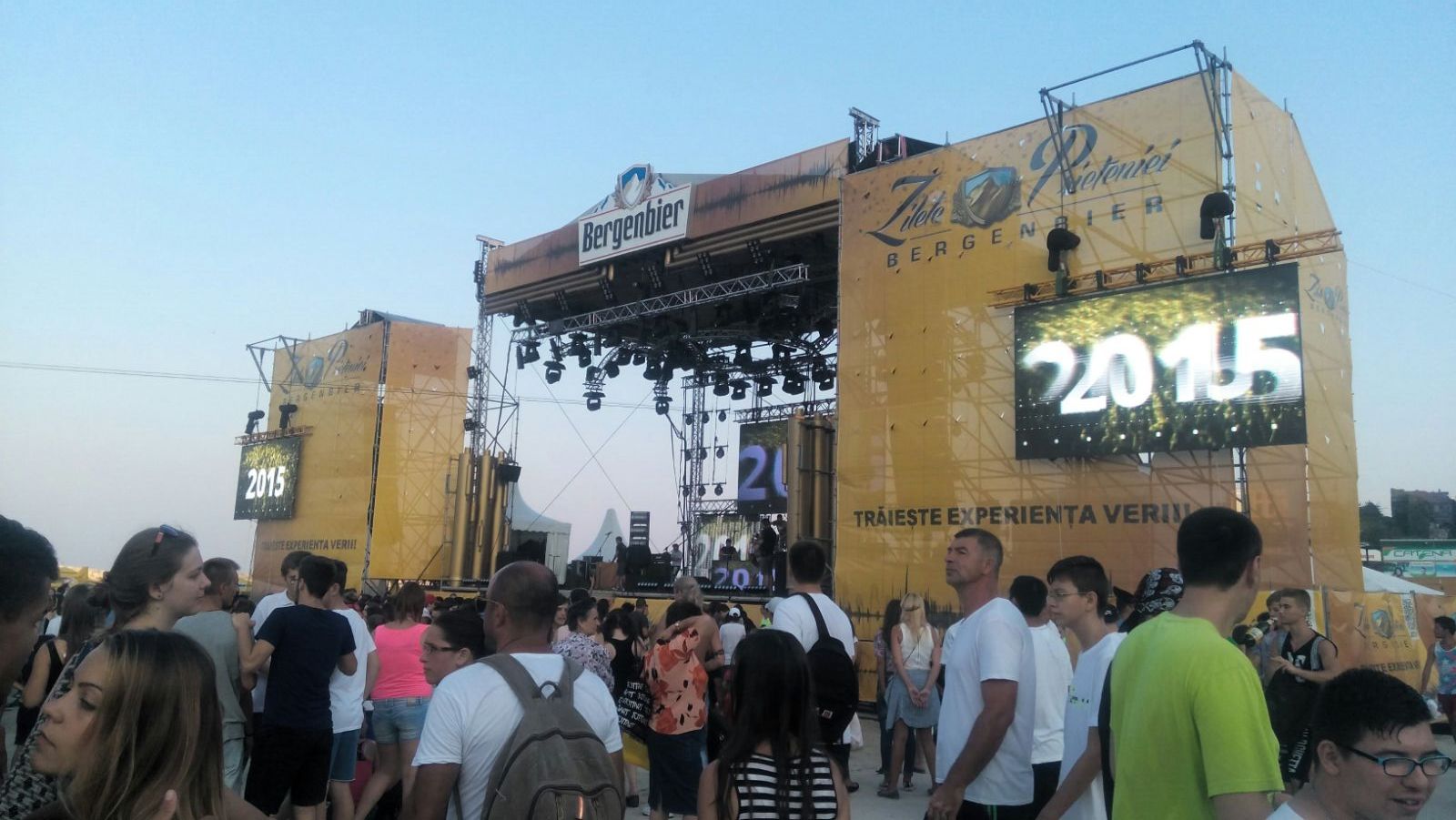 rock in valuri pe plaja modern din constanta galerie foto 560657 rock in valuri pe plaja modern din constanta galerie foto 560657