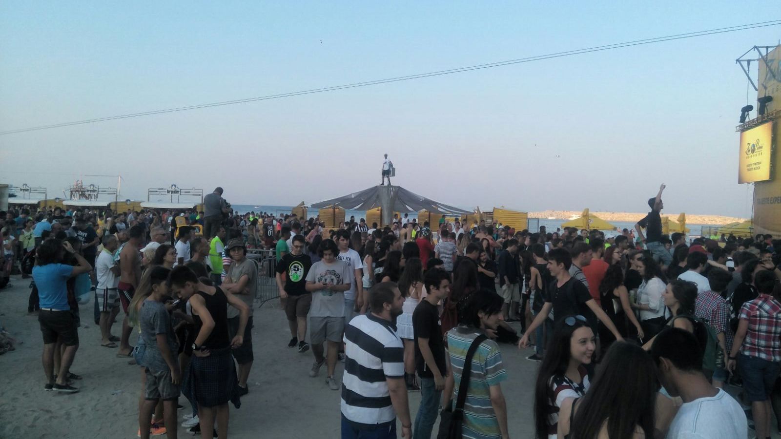 rock in valuri pe plaja modern din constanta galerie foto 560657 rock in valuri pe plaja modern din constanta galerie foto 560657