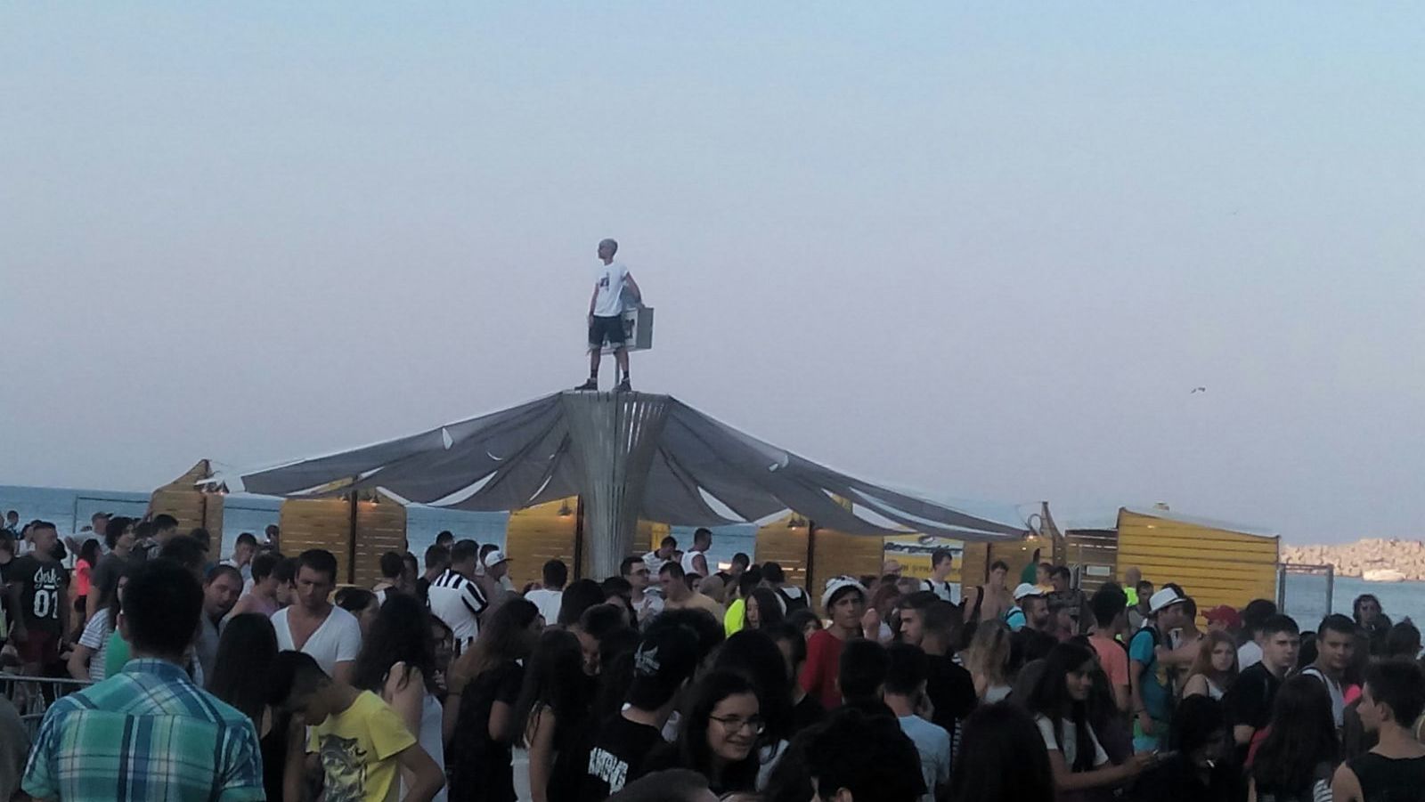 rock in valuri pe plaja modern din constanta galerie foto 560657 rock in valuri pe plaja modern din constanta galerie foto 560657