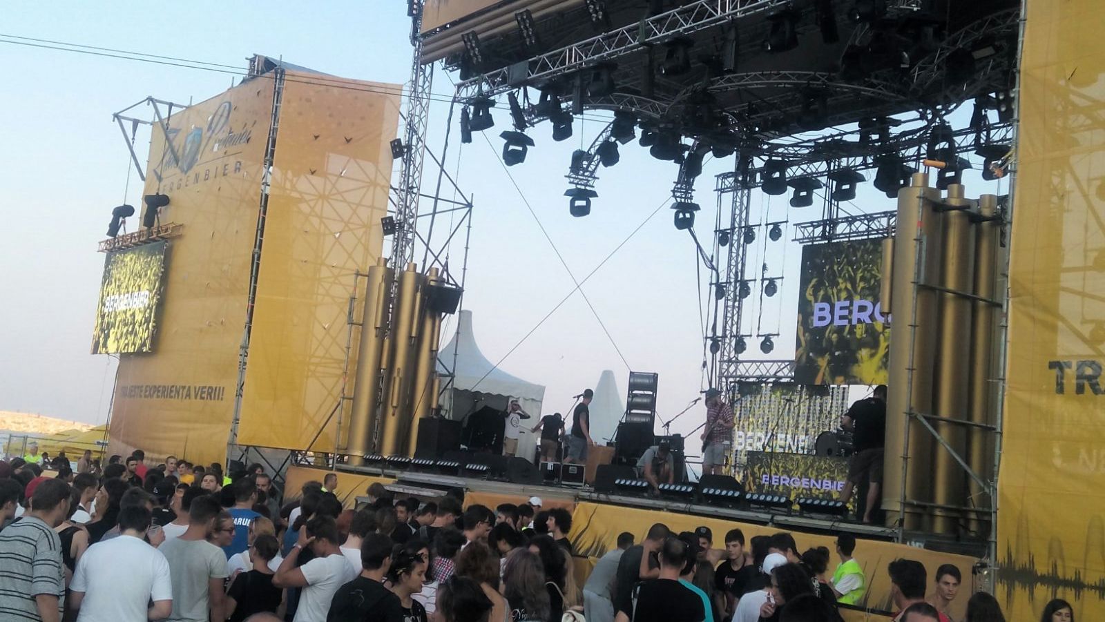 rock in valuri pe plaja modern din constanta galerie foto 560657 rock in valuri pe plaja modern din constanta galerie foto 560657