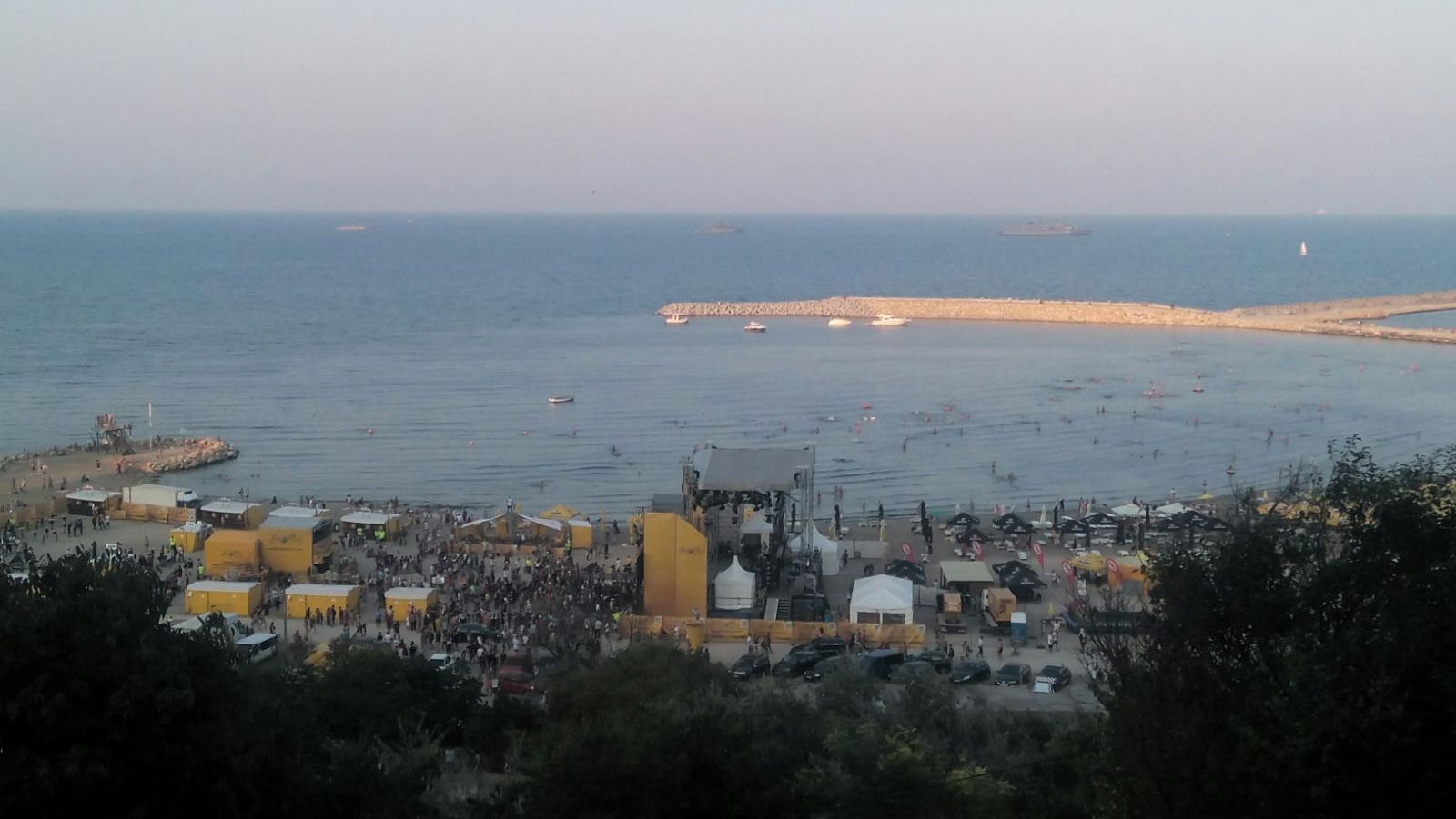 rock in valuri pe plaja modern din constanta galerie foto 560657 rock in valuri pe plaja modern din constanta galerie foto 560657