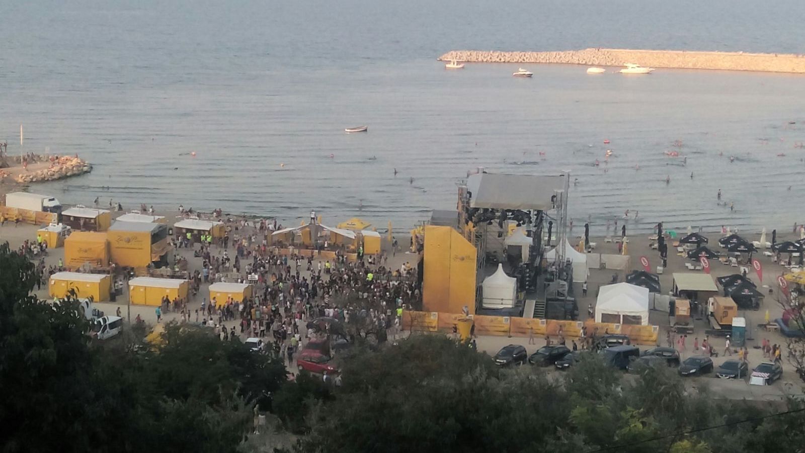 rock in valuri pe plaja modern din constanta galerie foto 560657 rock in valuri pe plaja modern din constanta galerie foto 560657