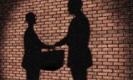 Ştiripesurse.ro Ca-n filme. Afacerist prins în flagrant plătind ASASINATUL rivalului său 