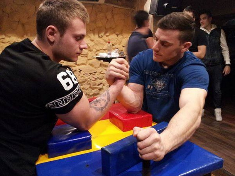 gabriel ban a egalat recordul mondial la flotari pe dosul palmei galerie foto video 562808