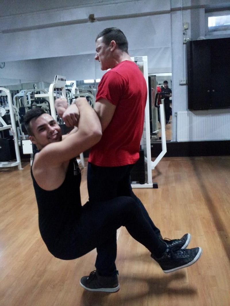 gabriel ban a egalat recordul mondial la flotari pe dosul palmei galerie foto video 562808