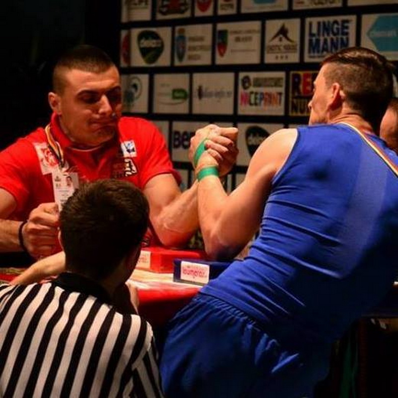 gabriel ban a egalat recordul mondial la flotari pe dosul palmei galerie foto video 562808