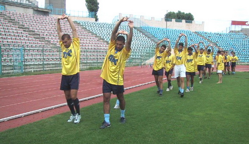mosul se afla de cativa ani in anglia cosmin mocanu fostul fundas al farului a devenit tatic galerie mosul se afla de cativa ani in anglia cosmin mocanu fostul fundas al farului a devenit tatic galerie