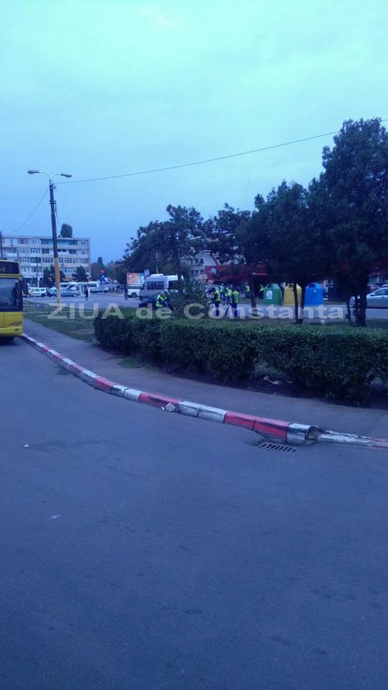 angajatii ratc scosi sa stranga gunoaiele din fata garii 566663 angajatii ratc scosi sa stranga gunoaiele din fata garii 566663