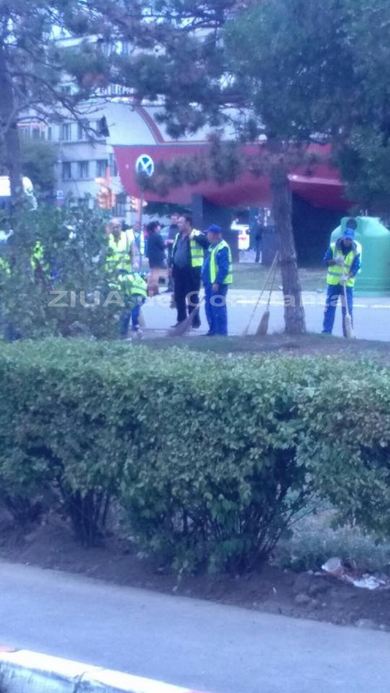 angajatii ratc scosi sa stranga gunoaiele din fata garii 566663 angajatii ratc scosi sa stranga gunoaiele din fata garii 566663