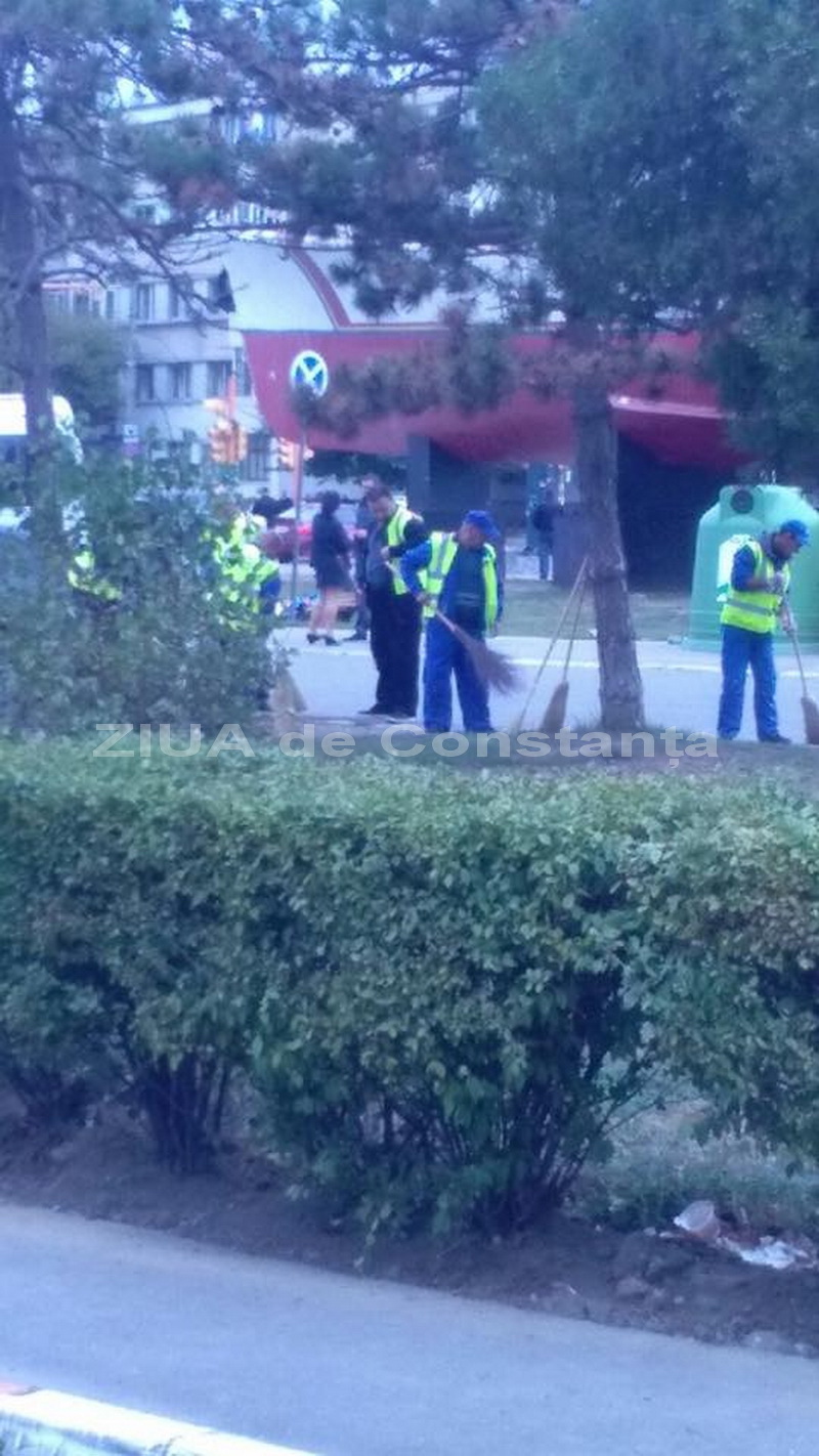 angajatii ratc scosi sa stranga gunoaiele din fata garii 566663 angajatii ratc scosi sa stranga gunoaiele din fata garii 566663
