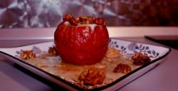 voceaconstantei.roMere coapte umplute cu cheesecake, cu sos de miere şi nuci prăjite