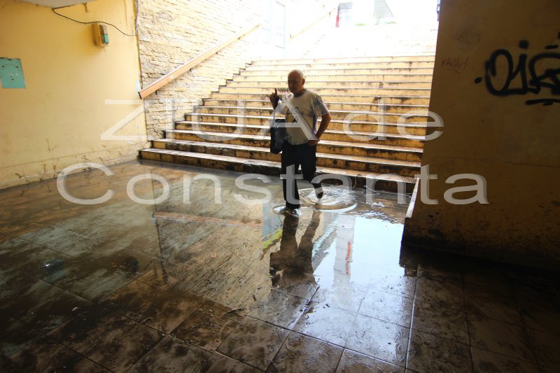 fotoreportaj exercitii de echilibristica in pasajul subteran de la tomis mall 567495 fotoreportaj exercitii de echilibristica in pasajul subteran de la tomis mall 567495