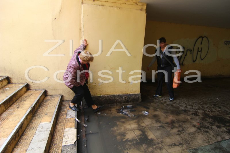 fotoreportaj exercitii de echilibristica in pasajul subteran de la tomis mall 567495 fotoreportaj exercitii de echilibristica in pasajul subteran de la tomis mall 567495