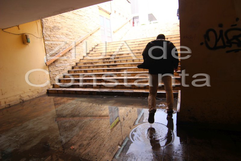 fotoreportaj exercitii de echilibristica in pasajul subteran de la tomis mall 567495 fotoreportaj exercitii de echilibristica in pasajul subteran de la tomis mall 567495