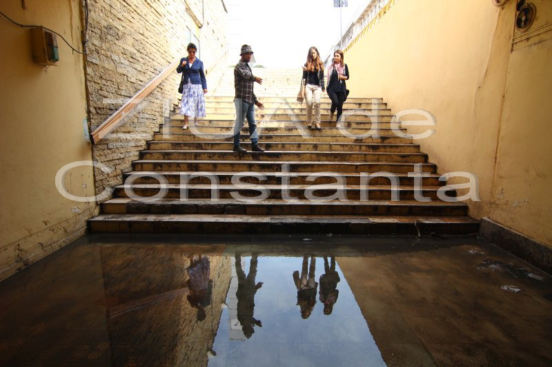 fotoreportaj exercitii de echilibristica in pasajul subteran de la tomis mall 567495 fotoreportaj exercitii de echilibristica in pasajul subteran de la tomis mall 567495