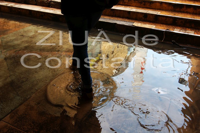 fotoreportaj exercitii de echilibristica in pasajul subteran de la tomis mall 567495 fotoreportaj exercitii de echilibristica in pasajul subteran de la tomis mall 567495