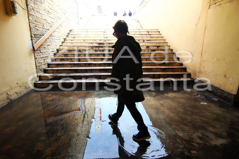 fotoreportaj exercitii de echilibristica in pasajul subteran de la tomis mall 567495 fotoreportaj exercitii de echilibristica in pasajul subteran de la tomis mall 567495