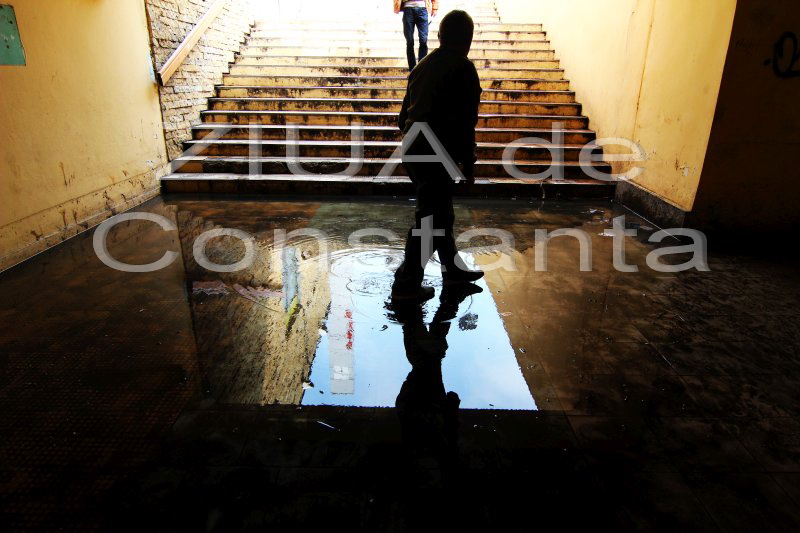 fotoreportaj exercitii de echilibristica in pasajul subteran de la tomis mall 567495 fotoreportaj exercitii de echilibristica in pasajul subteran de la tomis mall 567495