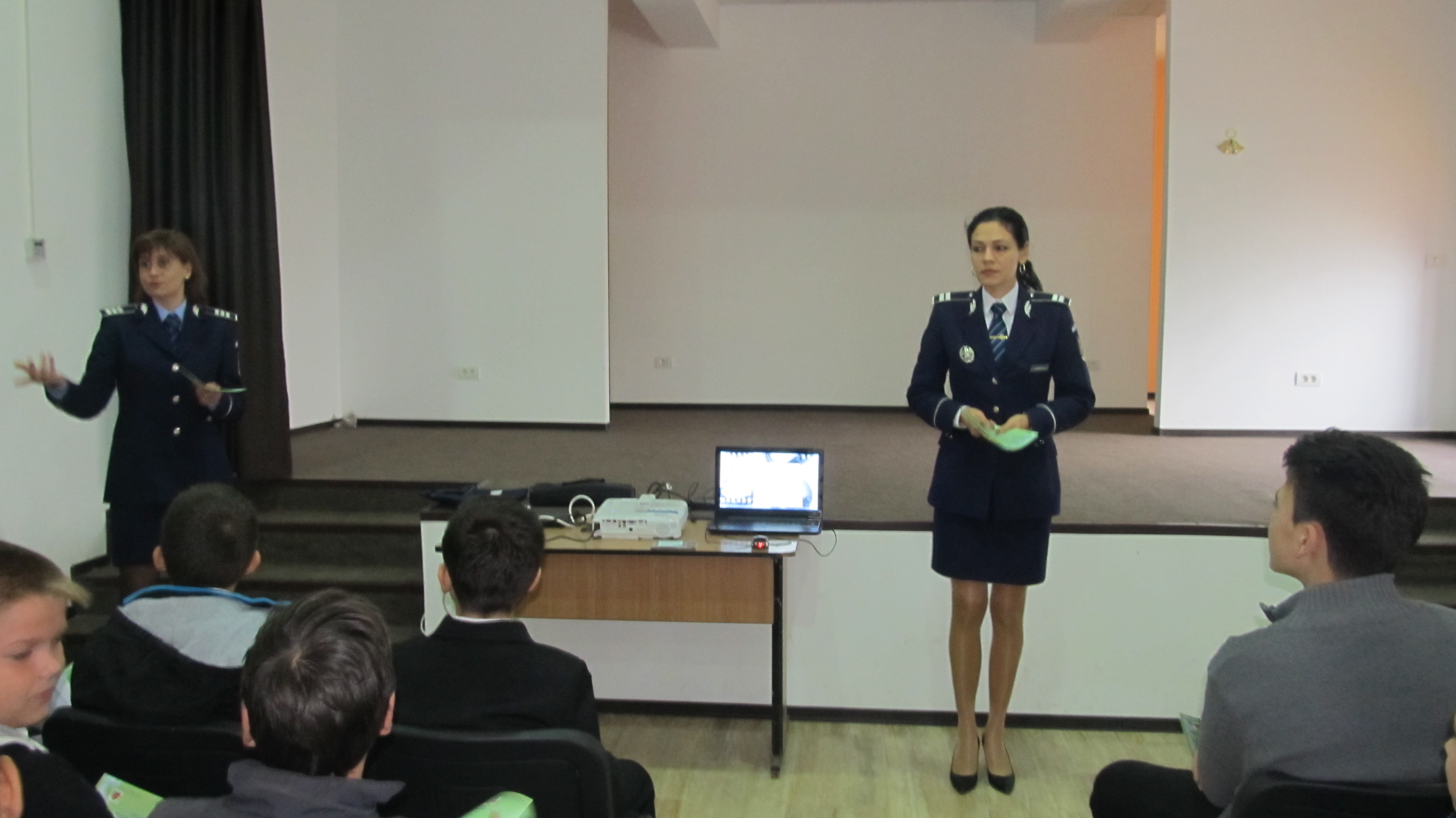 activitatile politistilor constanteni in unitati de invatamant galerie foto 567645 activitatile politistilor constanteni in unitati de invatamant galerie foto 567645