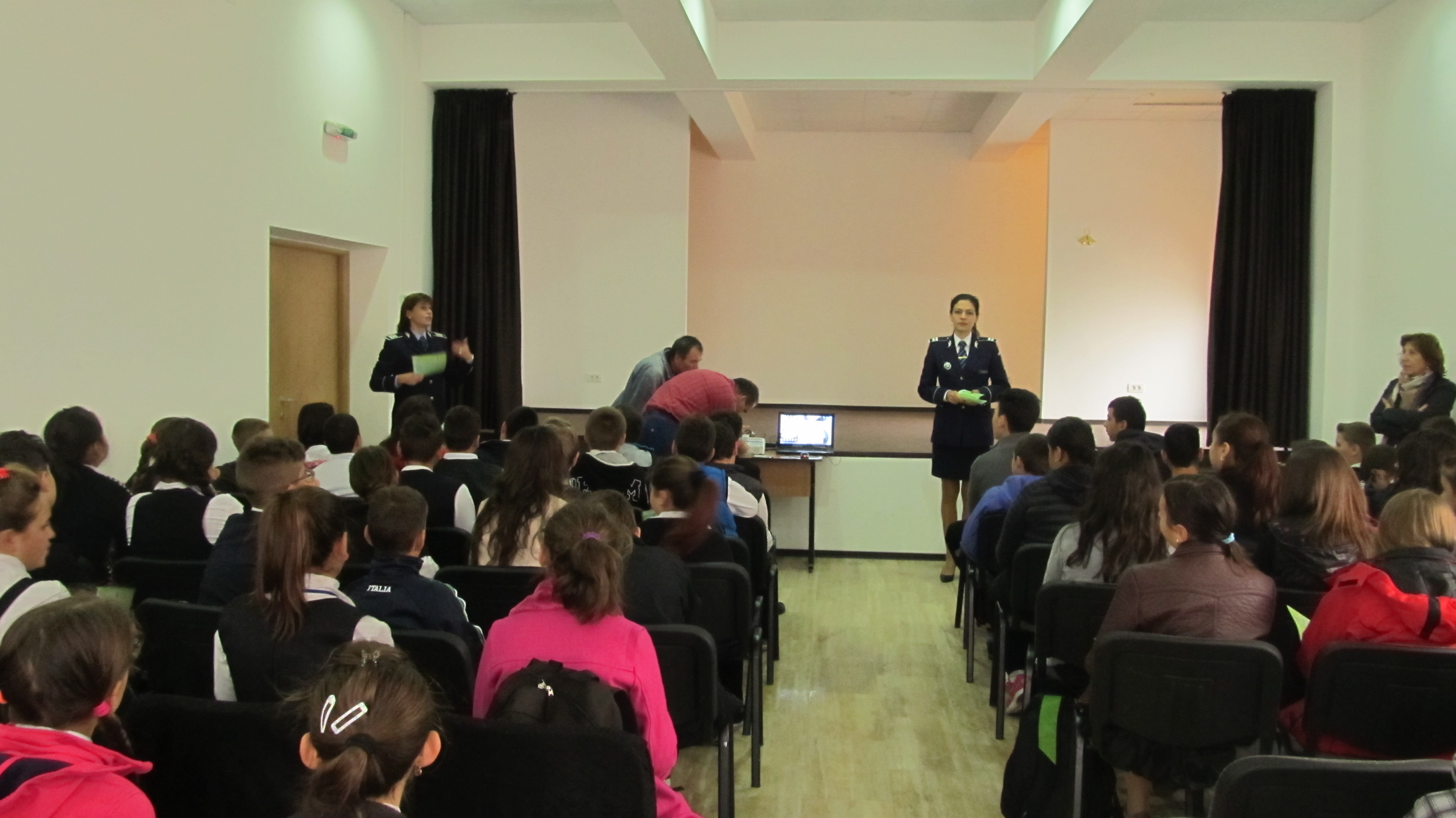 activitatile politistilor constanteni in unitati de invatamant galerie foto 567645 activitatile politistilor constanteni in unitati de invatamant galerie foto 567645