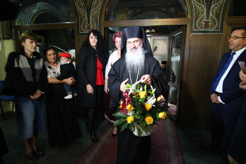 a slujit arhiepiscopul tomisului campioana europeana eliza samara a botezat o fetita la constanta galerie a slujit arhiepiscopul tomisului campioana europeana eliza samara a botezat o fetita la constanta galerie